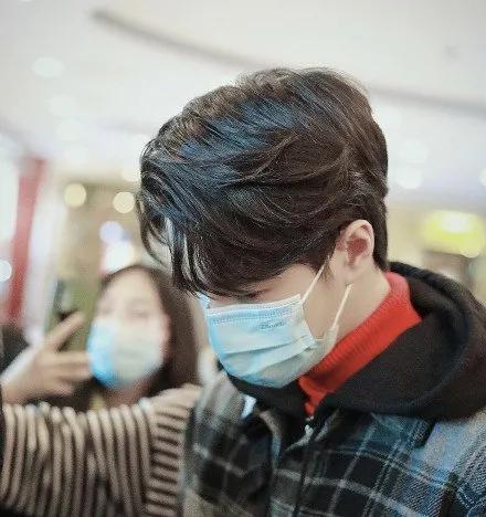 Wang Yibo attends CCTV spring late couplet to discharge, red is built to get sweater high inside this Yan Zhi also is absolutely