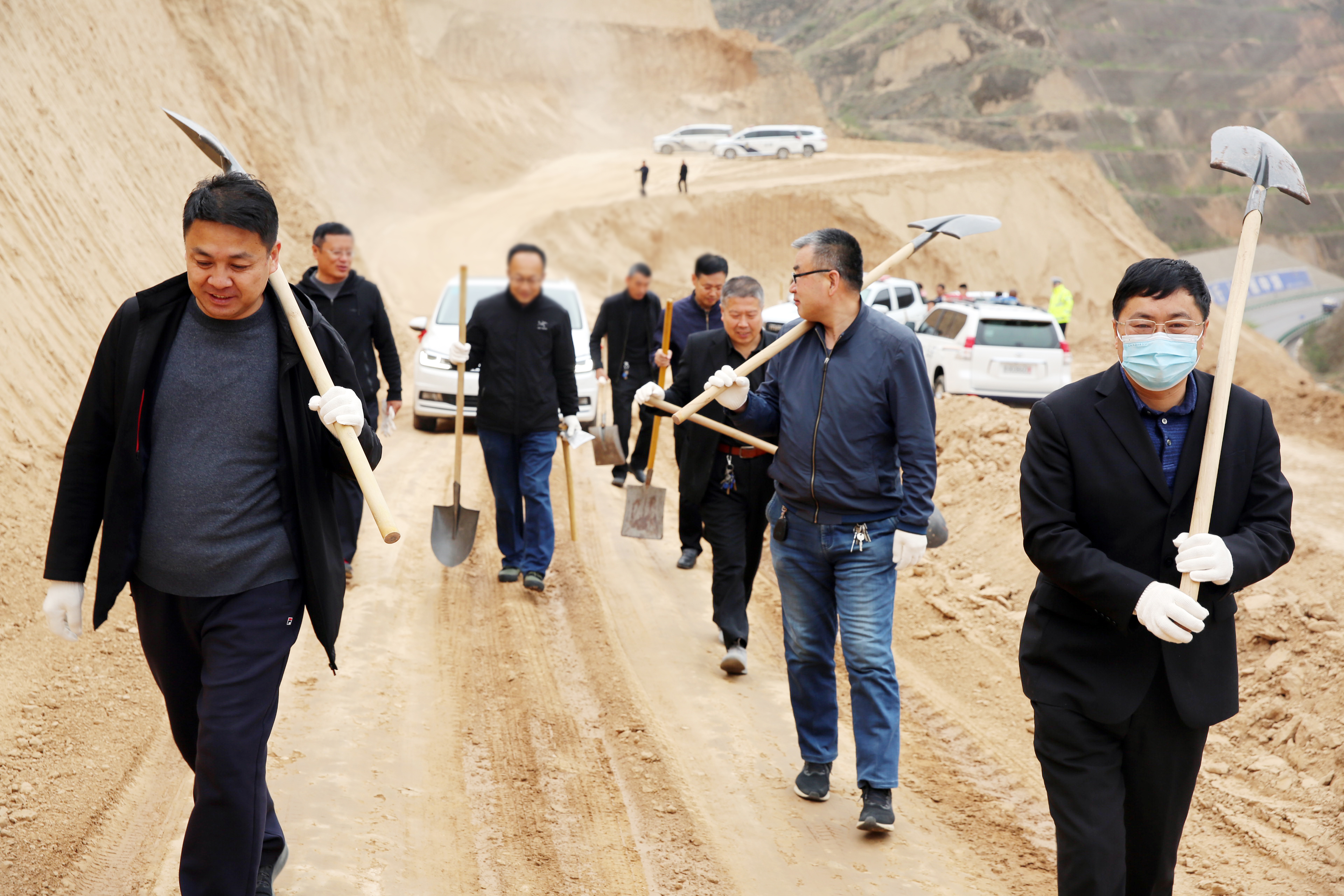 “我为群众办实事”| 绥德法院开展义务植树活动，将绿意种在春天里