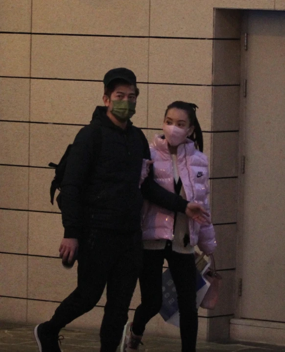 郭富城一家五口逛街，俩女儿不怕露正脸，小他4岁的岳母穿貂贵气