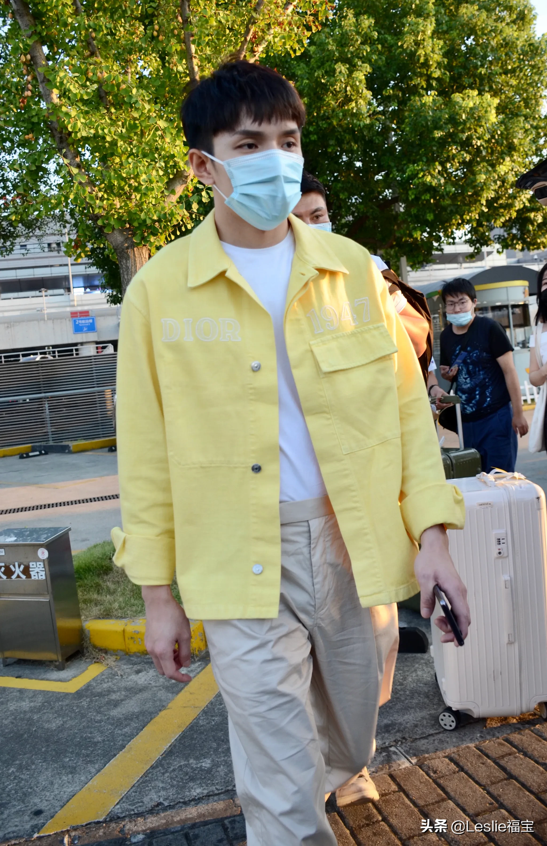 李佳琦休闲打扮抵达上海虹桥机场 齐刘海奶油小生气十足