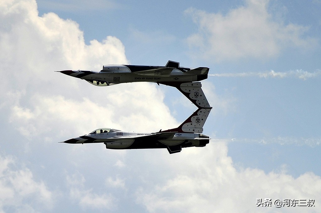 美国空军雷鸟飞行表演队，飞机间距7-9米、高度差0.7米