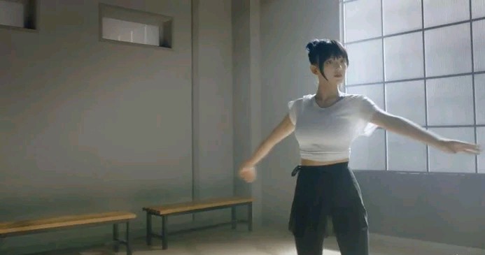 程潇在练习室里跳芭蕾，镜头拉近的那一刻，宅