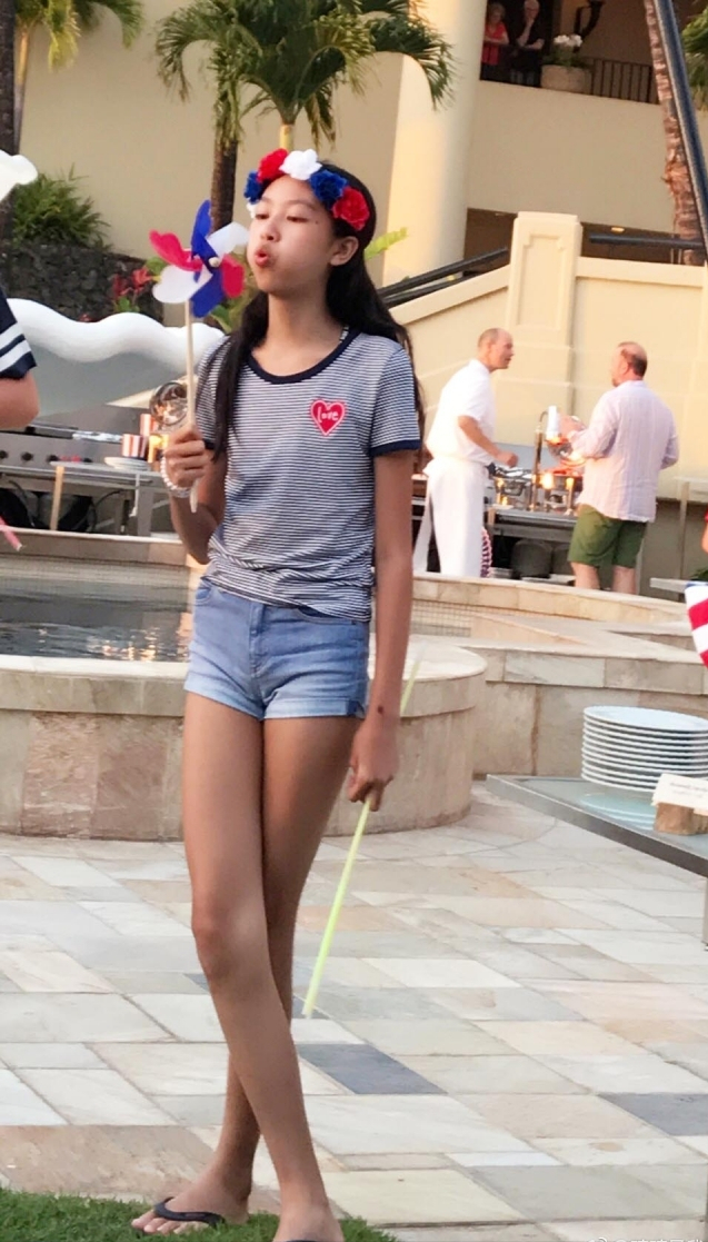 任达华16岁女儿褪去稚气，画大红唇晒女人味，慢慢从清纯变美艳