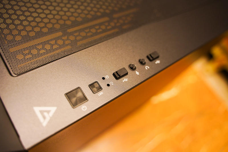 这机箱真浪！安钛克风行者DF700 Flux中塔机箱开箱简评