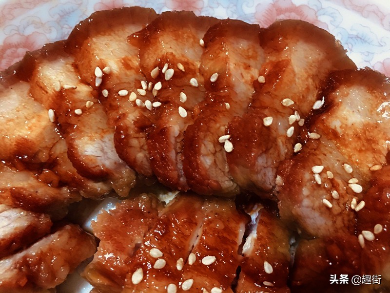 蜜汁叉燒的家常做法，把豬肉醃一醃，扔進電飯煲按下煮飯鍵即可