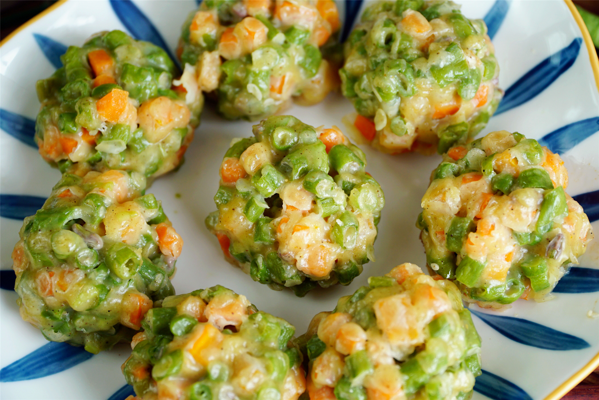 夏天，豆角和胡萝卜是绝配，蒸好蘸点料汁，一口一个，吃着真香