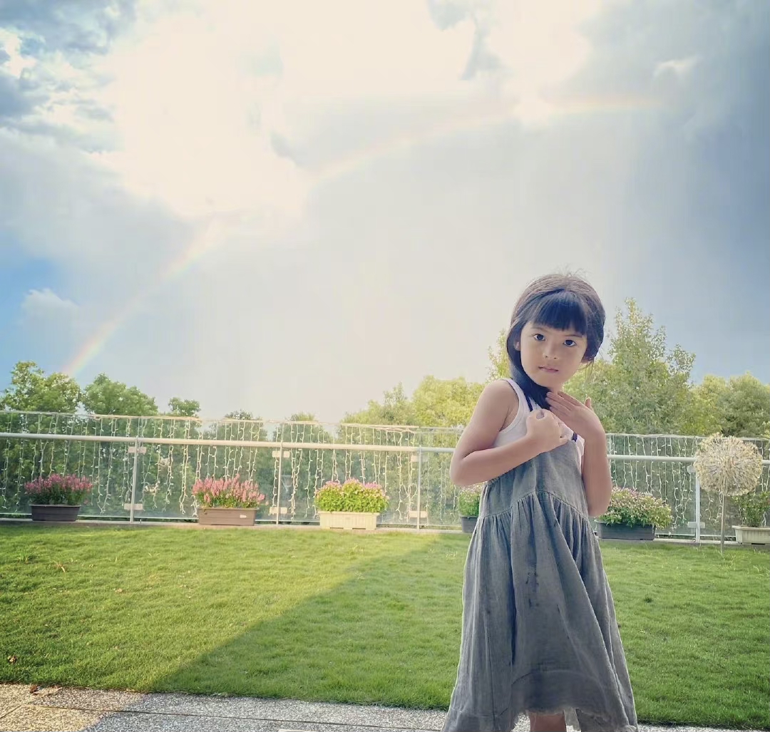 贾静雯晒女儿近照，梧桐妹成熟咘咘美如洋娃娃，孩子是父母老师？