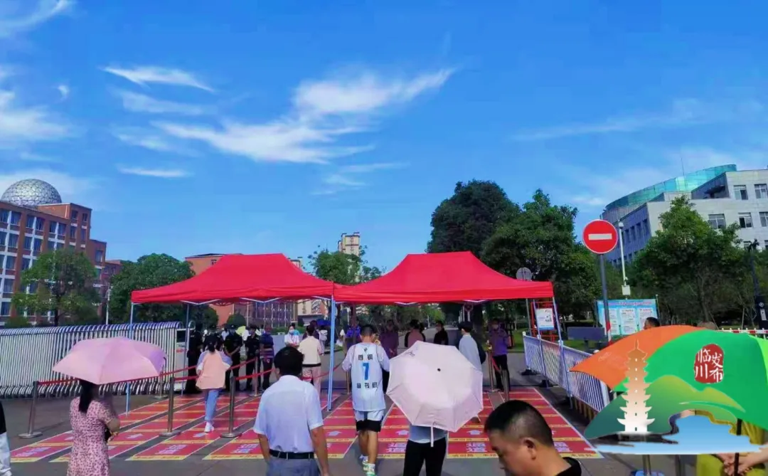 高考第一天!临川考场外发生的一幕......
