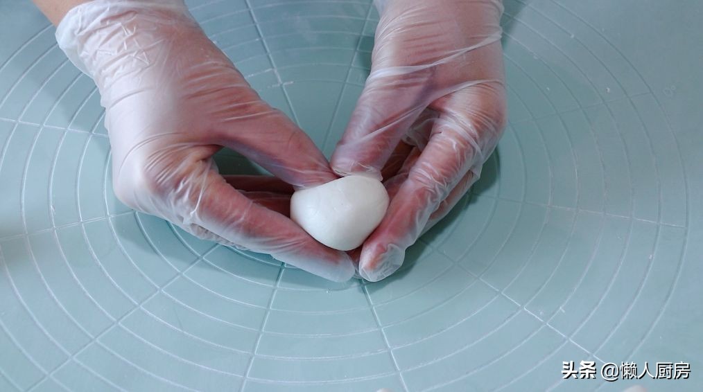 年糕不用買，撒點糯米粉，加點熱水自己做，咬一口，還會爆漿