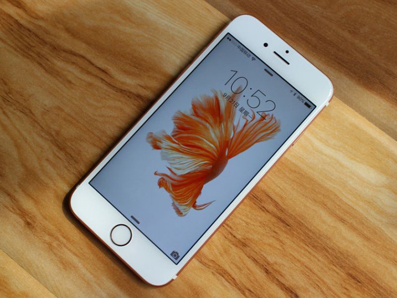 再看iPhone6s，外型精美精巧，触感舒适，合适赠给爸爸妈妈