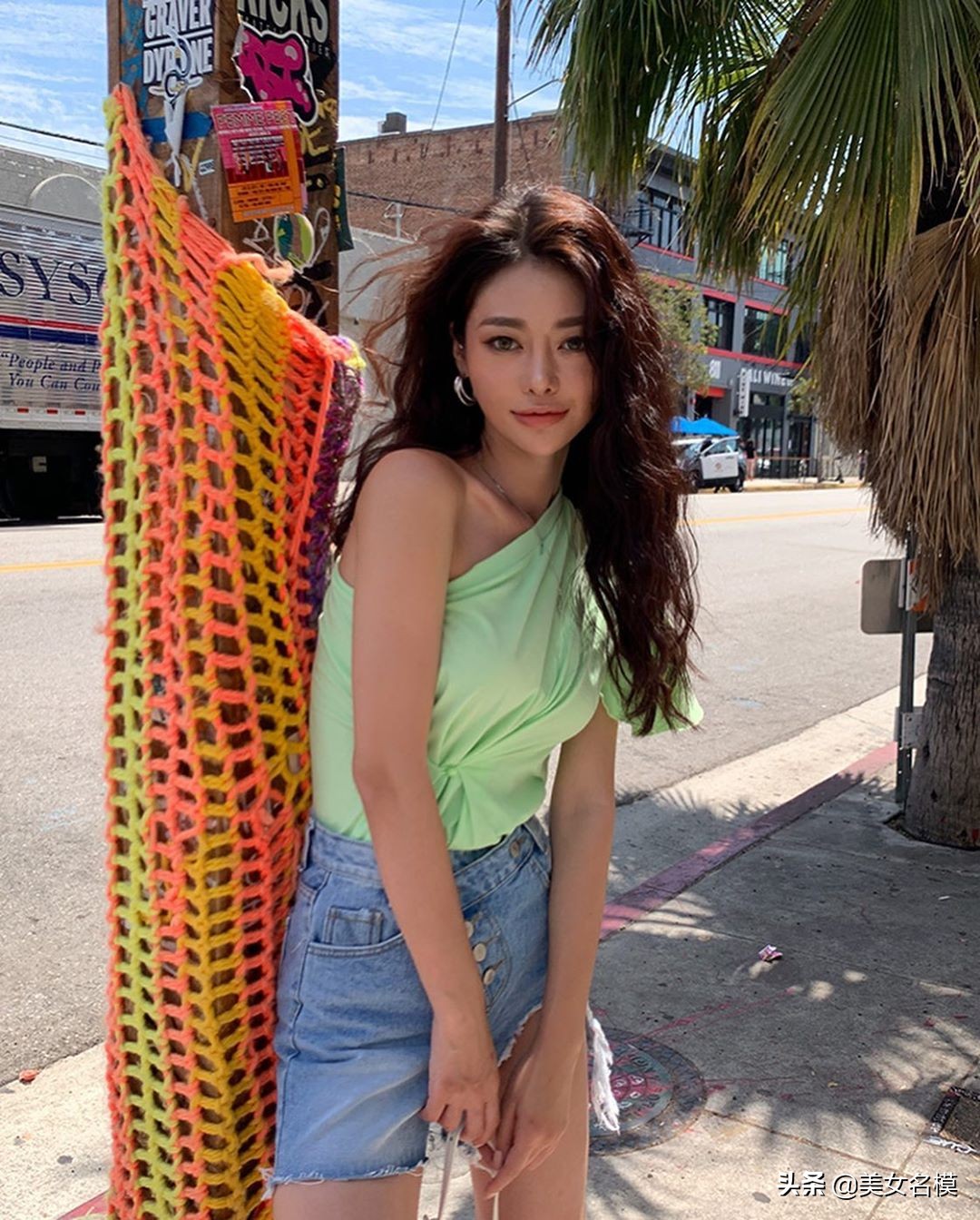 露肩上衣牛仔短褲，淑女又甜美！