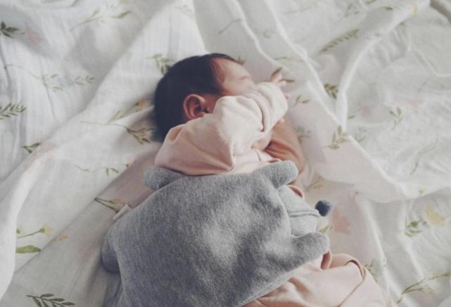 余文樂老婆曬孕期照，生產前7週不顯懷，網友：肚子太小不可思議