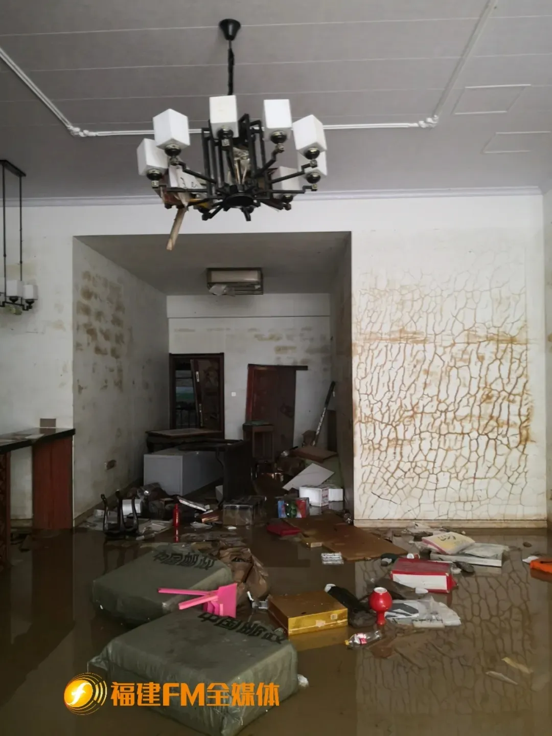 楼顶渗水!车库变成“水库”!福州一小区被曝光!业主损失惨重