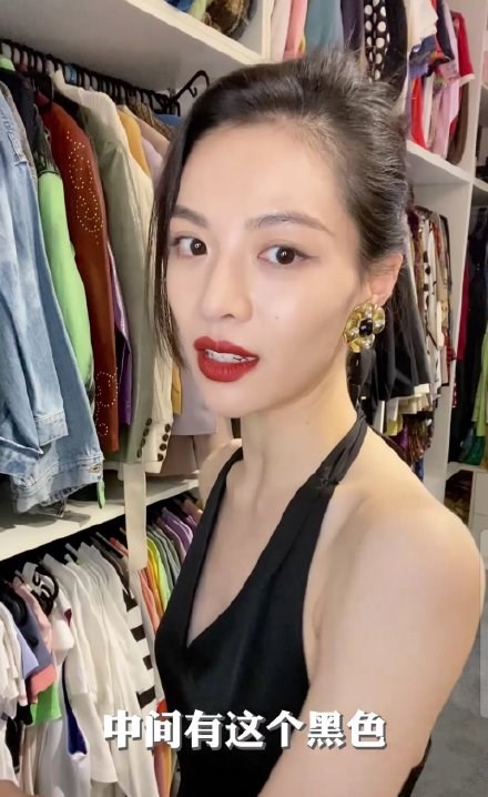 钟楚曦在线晒复古耳环收藏，秒变时髦港风女郎，高贵冷艳还有故事