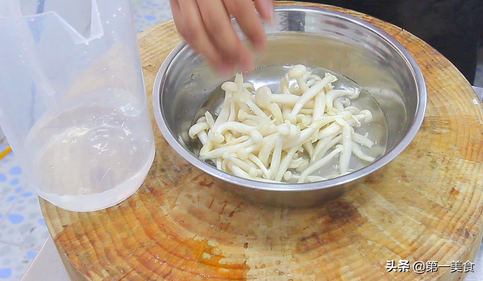 图片[2]-厨师长教你干煸白玉菇做法 香辣过瘾-起舞食谱网