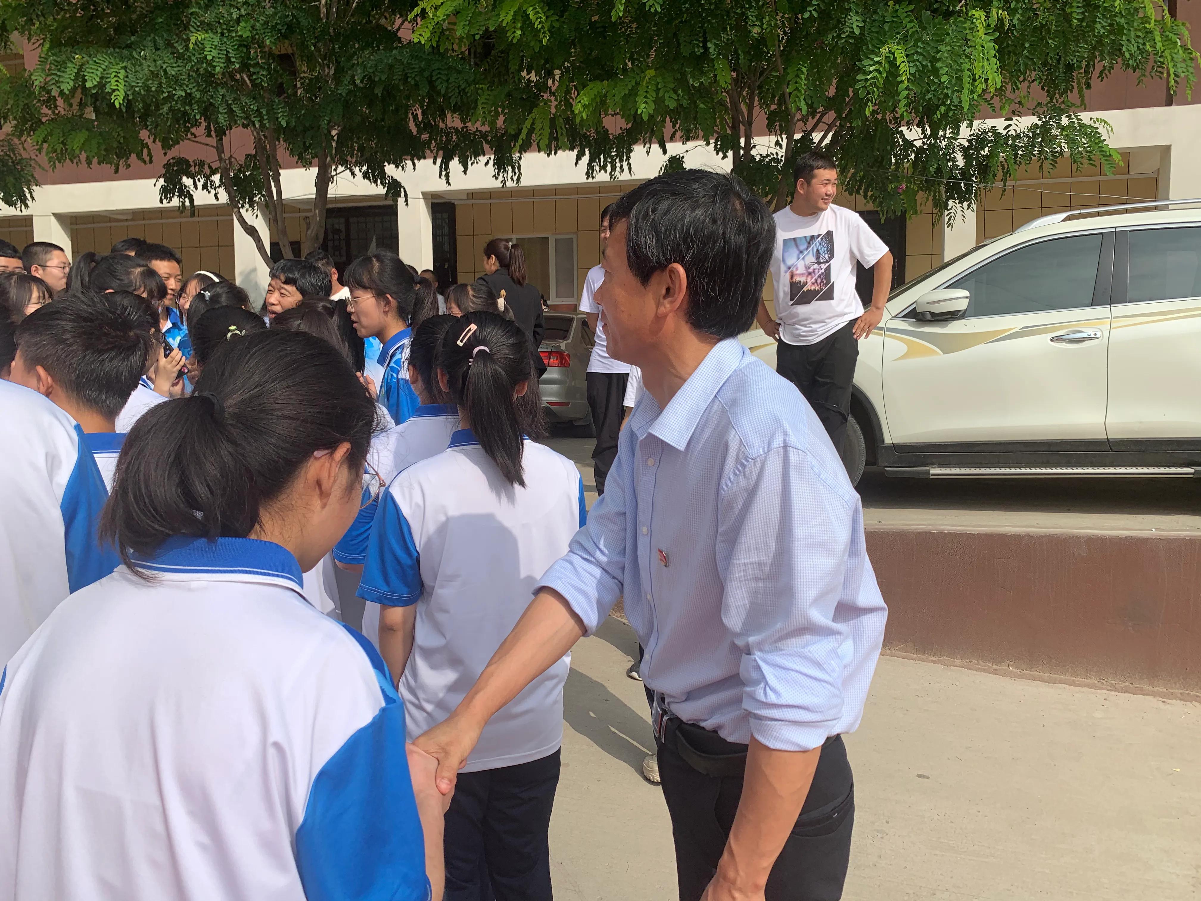 清澗縣昆山中學(xué)舉行2021屆畢業(yè)典禮(圖5) 清澗縣昆山中學(xué)舉行2021屆畢業(yè)典禮(圖5)