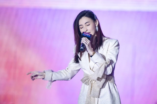 未受演唱会失声影响，张柏芝带爱子开心享受美食，长子吃相超斯文