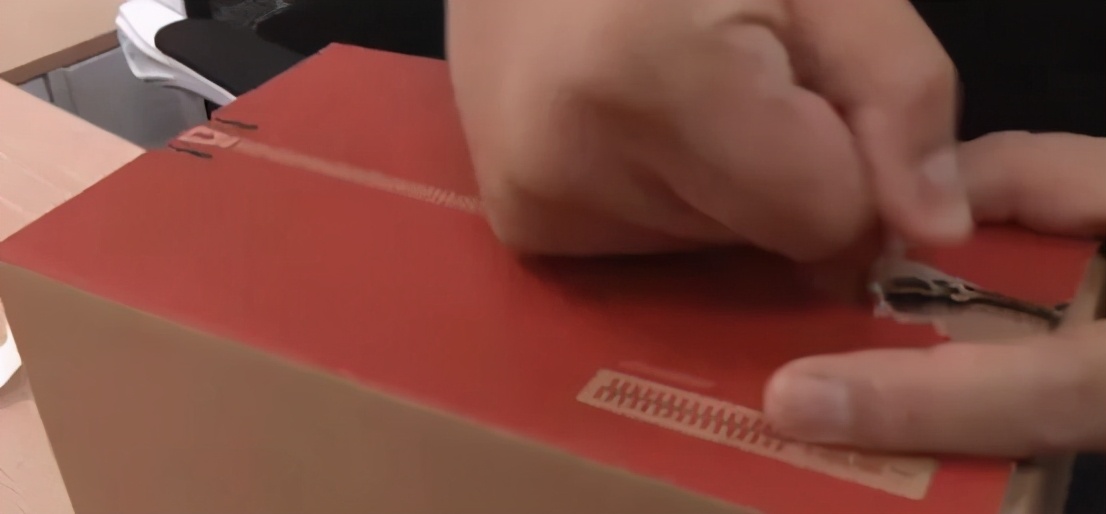 不起眼的快递纸箱，让他一年卖出6个亿，李佳琦