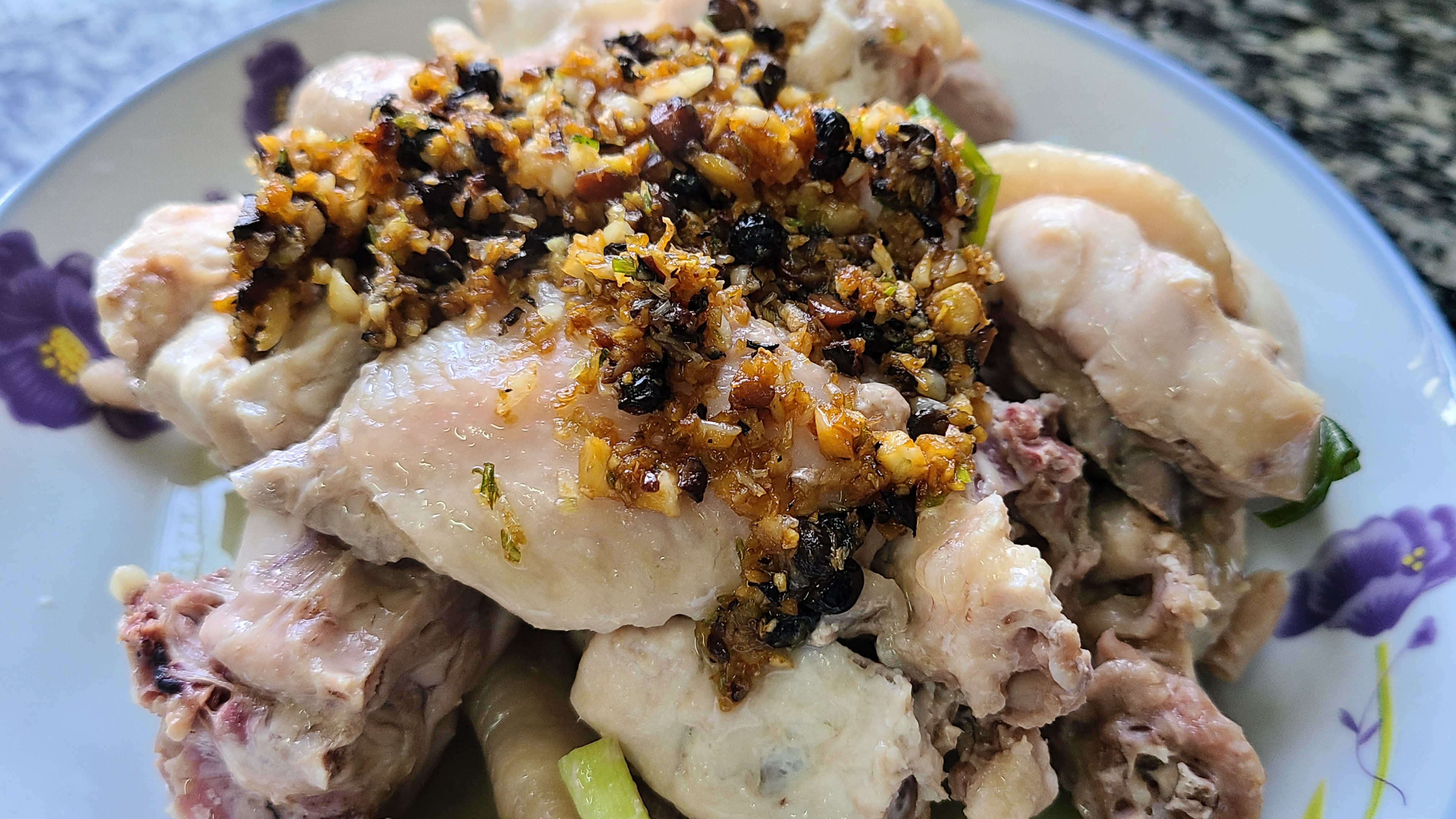 鸡肉这种做法很少见，做出来的鸡肉香味浓味道好，下酒下饭都很棒