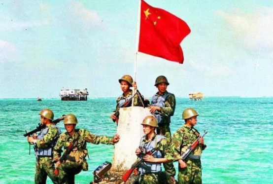 警告美舰！运20亮相南海，12枚东风导弹竖起，此举有双重意义