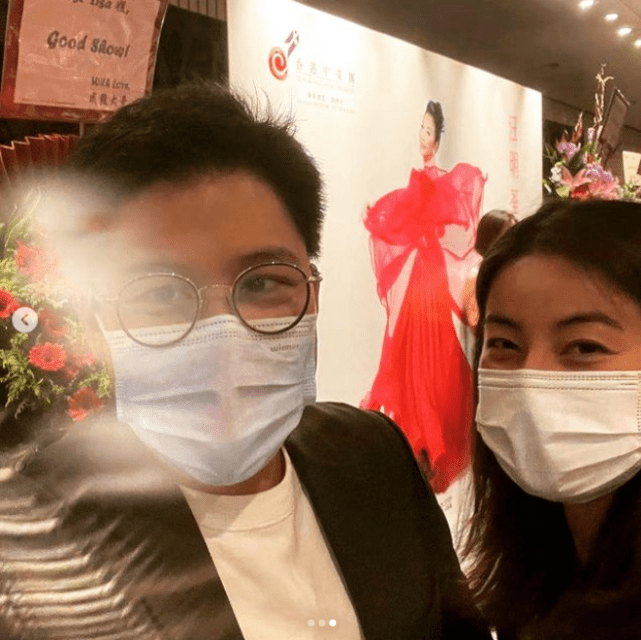 霍启刚夫妇参加音乐会，郭晶晶甜蜜依偎老公肩膀，眼睛笑出月牙状