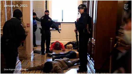 瞧瞧，美國警察是怎麼收拾�暴徒�的？