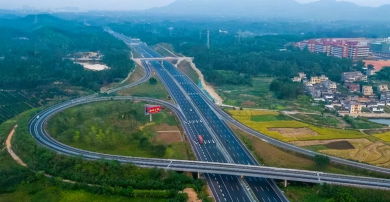 广东一条高速公路改扩建工程非常成功，被立为典范，在全省推广