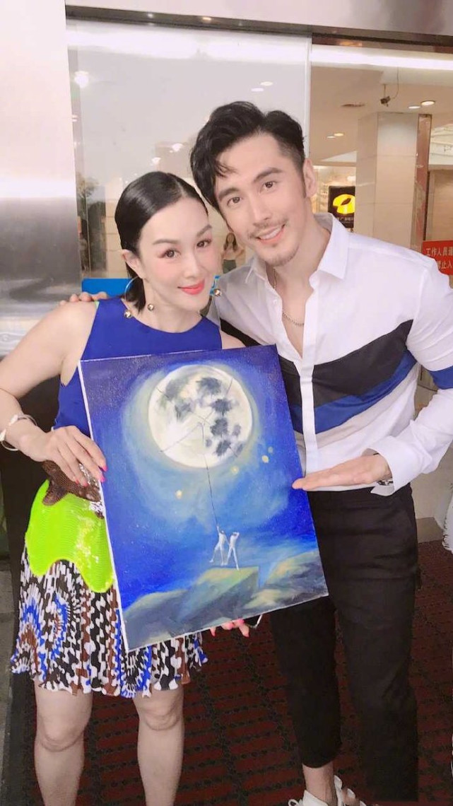 高糖！ 張倫碩曬夫妻合照慶結婚四年，甜稱與鍾麗緹仍像熱戀