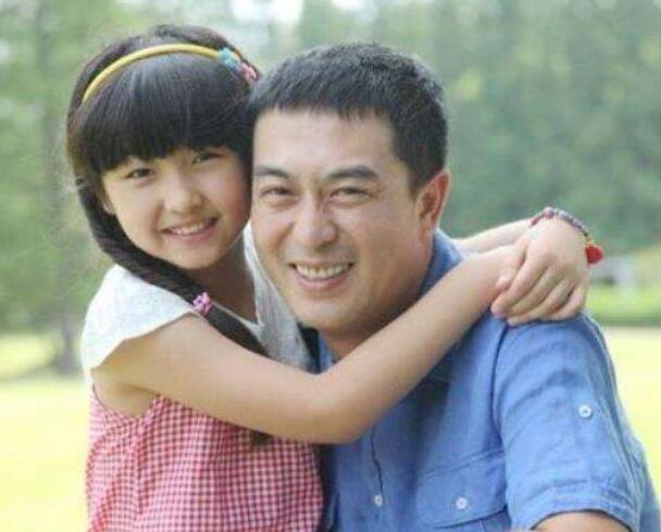 张嘉译6个“女儿”，3个是学霸2个前途无量，唯