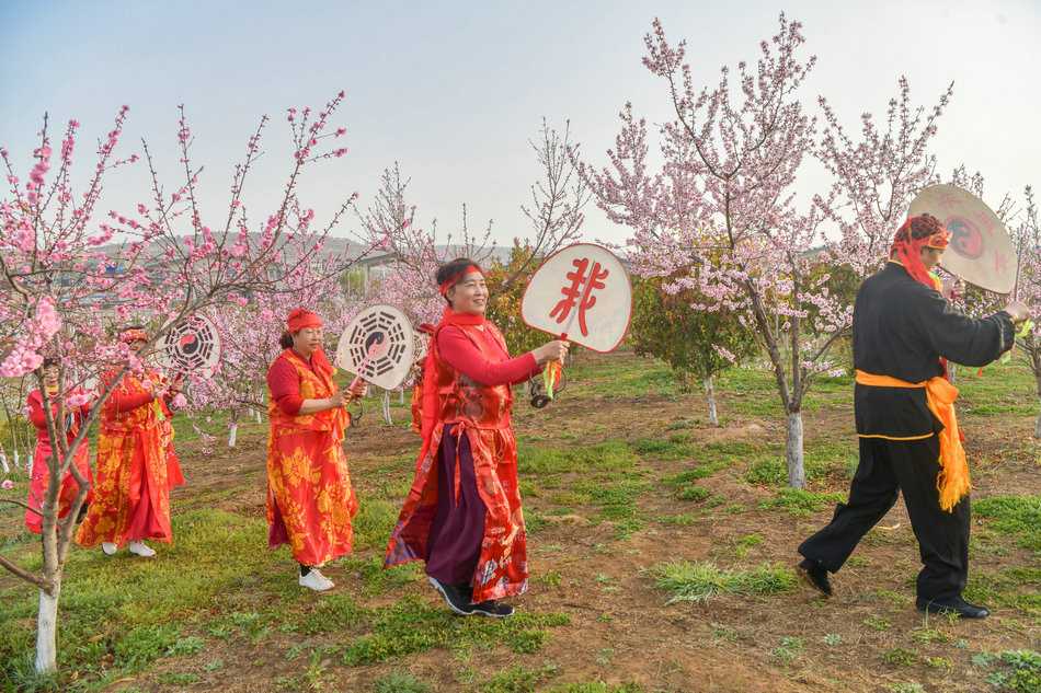 翠湖：桃花灼灼春色美，扇鼓咚咚夕阳红