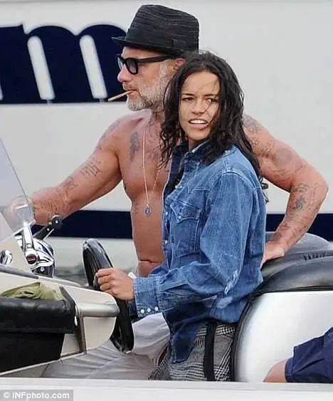 25岁委内瑞拉模特晒孕肚，修长美腿抢镜，52岁亿