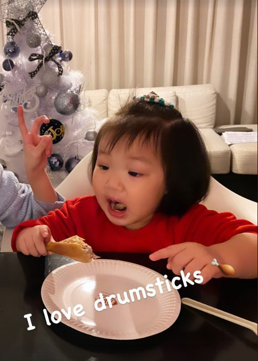 李亚男圣诞节晒两女儿，天韵变超萌小吃货，妹妹已长成小胖墩