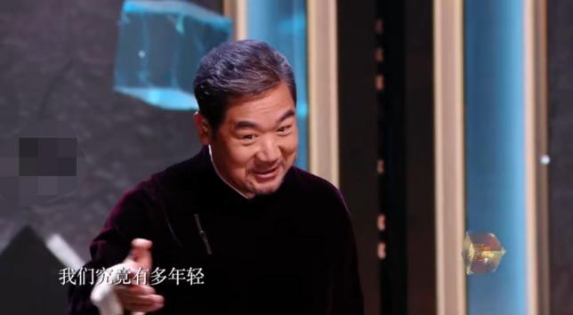 65岁张国立身穿长衫，含泪诵诗歌难掩憔悴，铁三角数他事业忙？