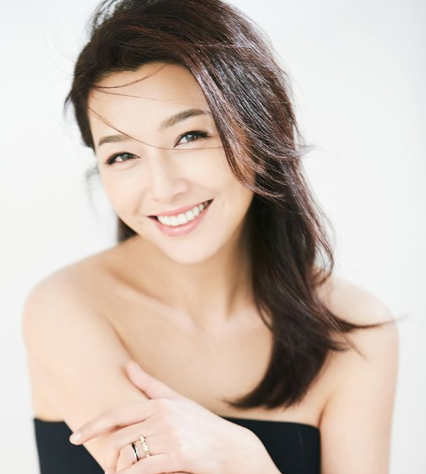 44岁靳东生日，妻子发文甜蜜表白，两儿子画作细节超暖心