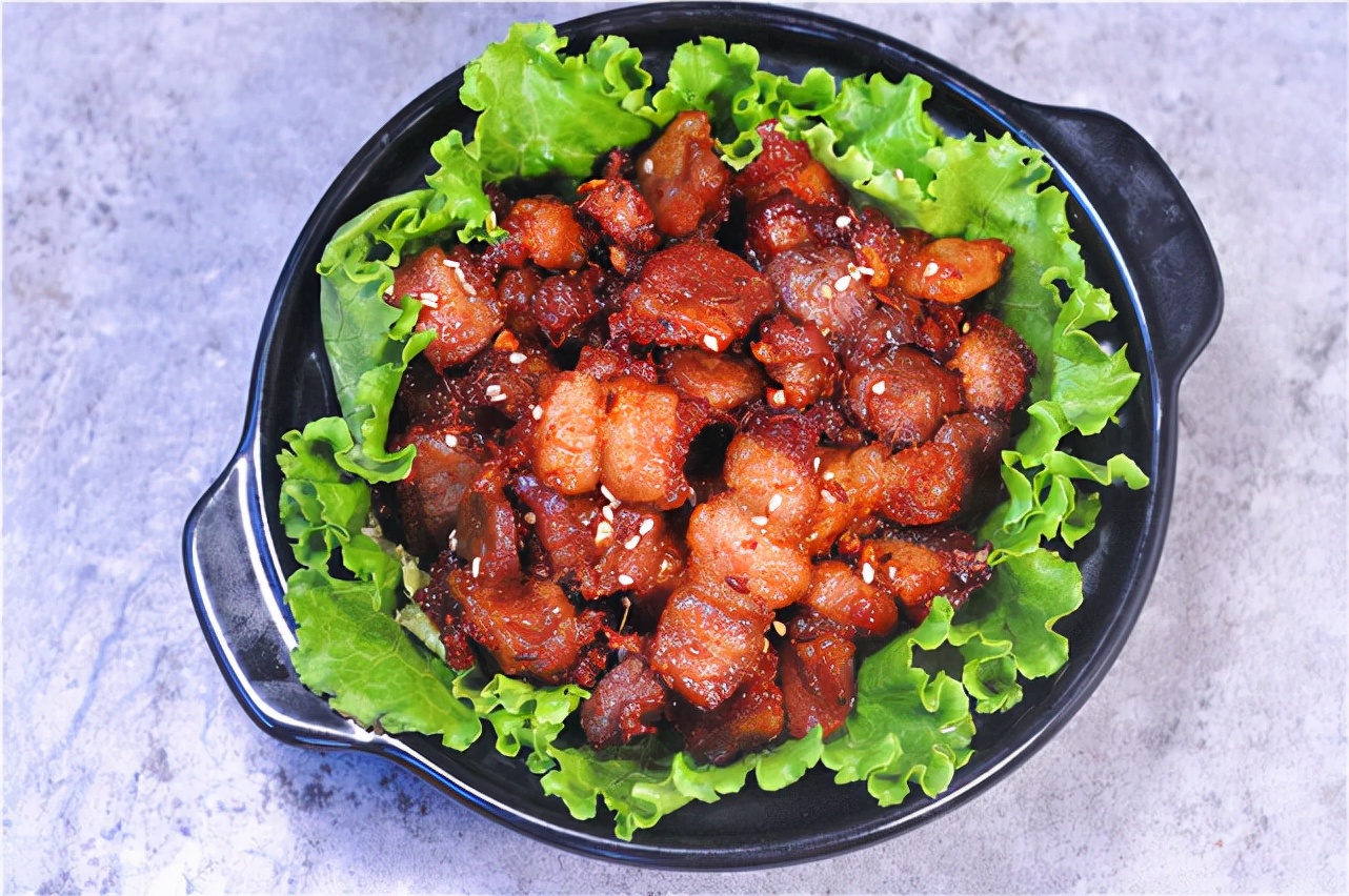 我家五花肉从不红烧，淋一勺酱油，不炒也不炖，一大盘不够吃