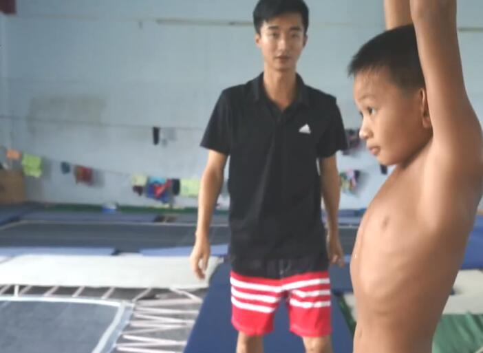 全红婵发10元红包请队友小佳吃雪糕！教练：小佳当初天赋不逊红婵