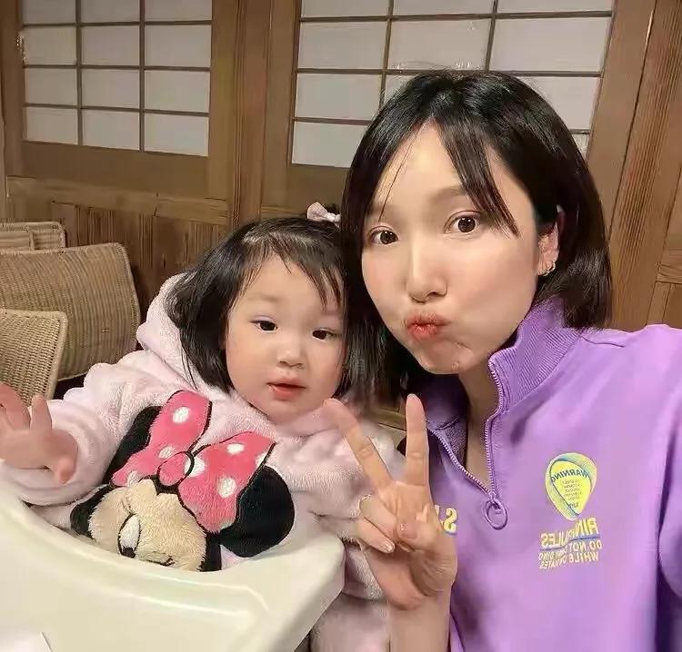 李亞男曬倆女兒同框照，姐姐摸妹妹腦袋溫柔寵溺，畫面溫馨有愛