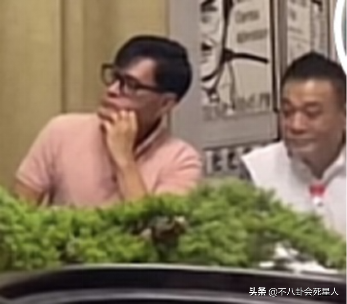 香港老艺人聚会，万梓良坐C位不停说话，70岁徐少强带私生子现身