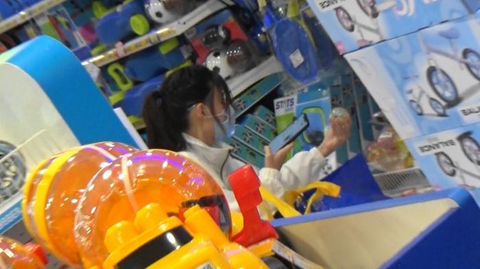 張柏芝帶兒子去遊樂園，大兒子捲髮帥氣，給小兒子扎辮子當女兒養