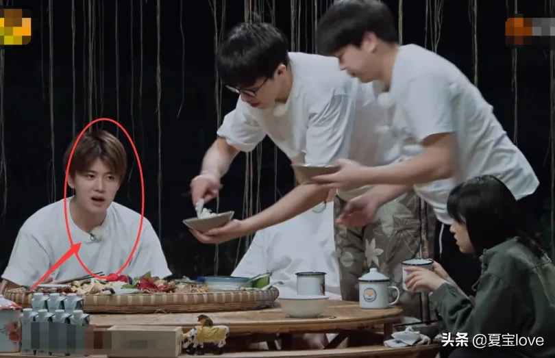 彭昱畅许魏洲抢着吃饭，谁注意任嘉伦的反应？