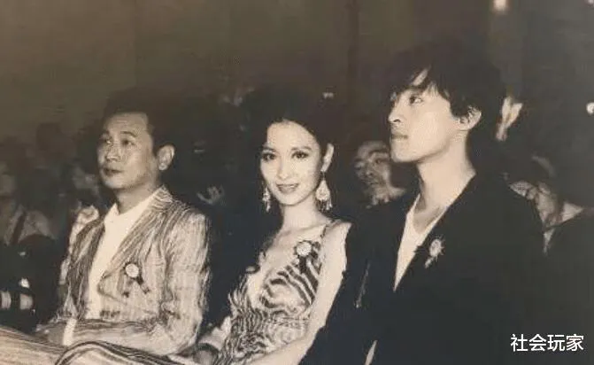 鹿晗为她打工,胡歌怼她穿着暴露,娱乐圈“拼