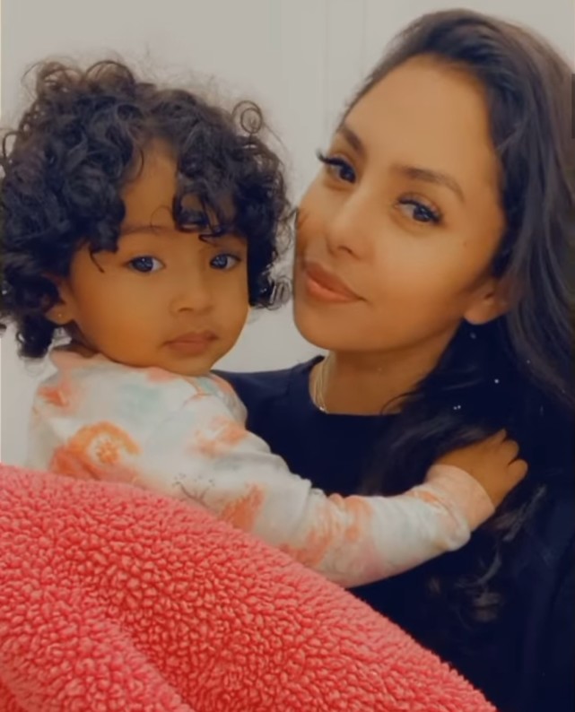 【影片】滿滿的洋蔥！Kobe小女兒抱著照片連續叫爸爸令人淚目，曼巴離開時她才7個月！-黑特籃球-NBA新聞影音圖片分享社區