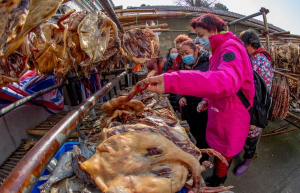 打年货啦！腊味飘香，红红火火迎新年｜城市摄影队