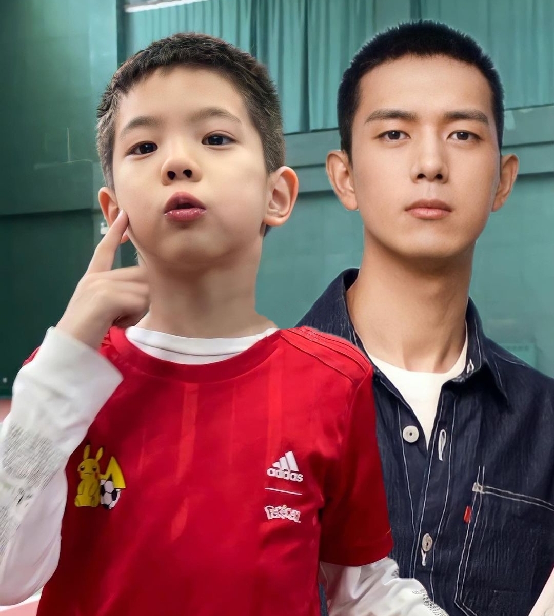 霍思燕晒儿子吃雪糕，嗯哼近期瘦出瓜子脸，网友直呼越来越像杜江