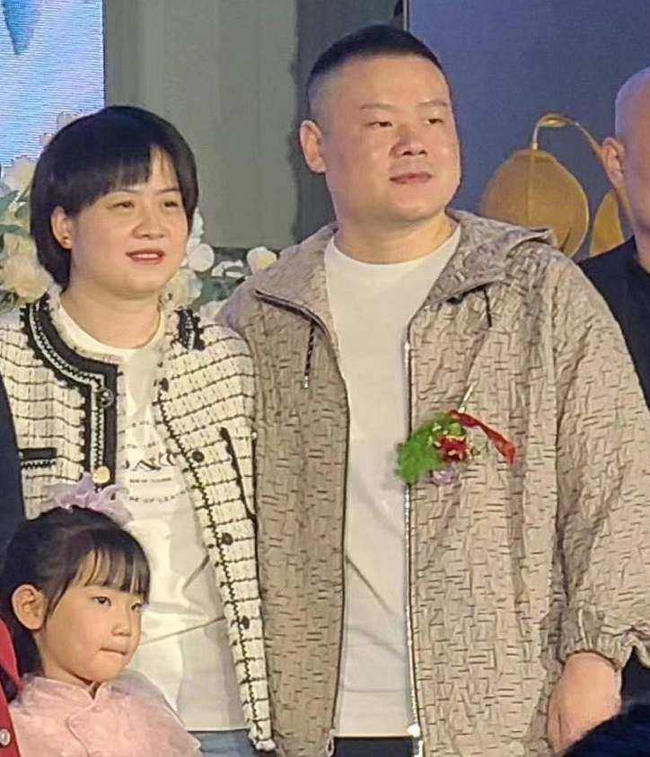 岳云鹏老婆大胆“炫富”！一件上衣价格过万，近照腰围粗了一大圈