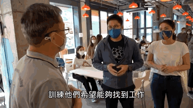 郭晶晶陪丈夫工作顯靦腆，小露一手讓霍啟剛當眾暴露“迷弟”本色
