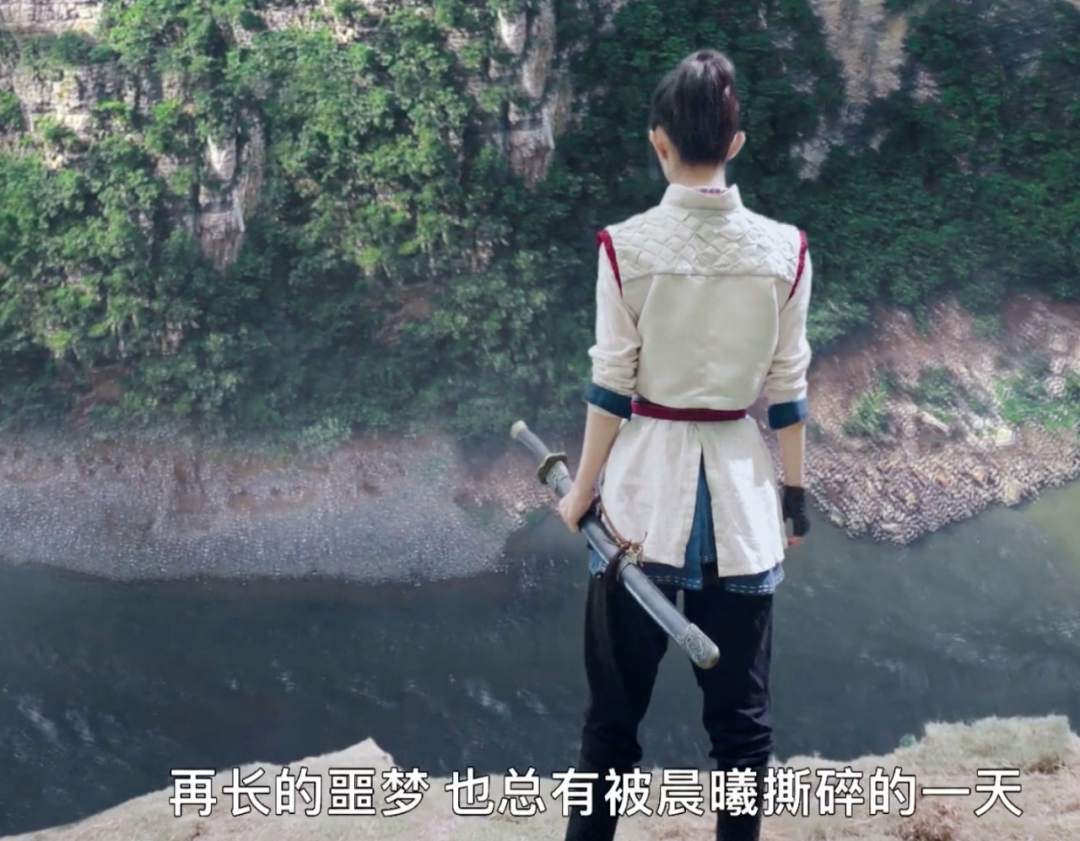 《有翡》开播！赵丽颖又用磨皮滤镜，王一博脸长、法令纹深