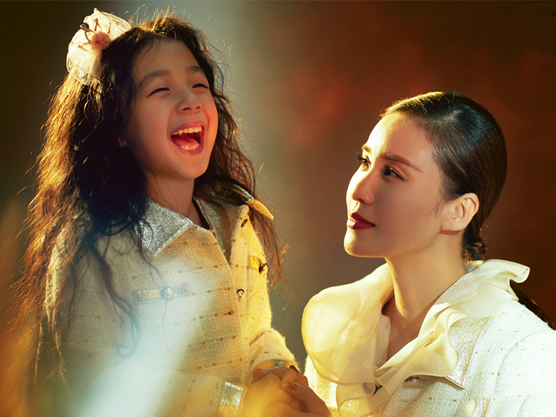 刘畊宏女儿幸好没长歪！丸子头到长卷发美到不敢认，长大还得了？