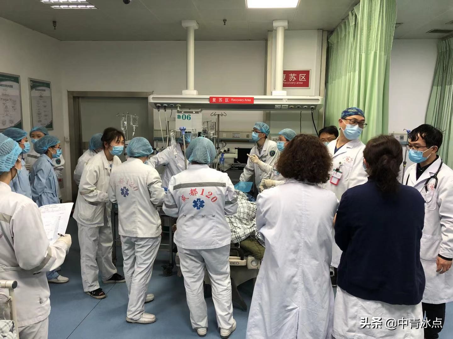 学生救老师，成都一退休急救专家心脏骤停20分钟，4次命悬一线，急诊医护大多曾上过他的课
