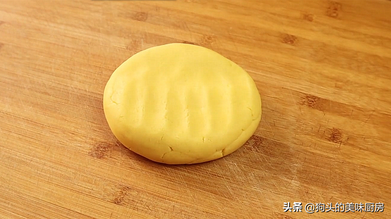 家里有面粉不要做馒头了，加点玉米面进去，蓬松酥脆，一口酥掉渣